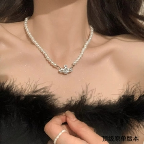 西太後 vivienne 土星珍珠項鍊顯光澤質感。簡約大氣ins風十足。項鍊是
