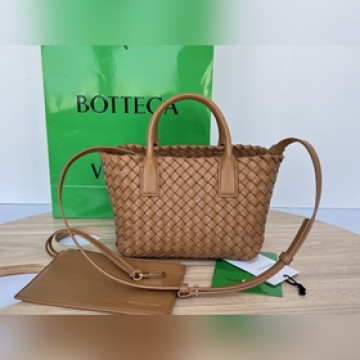 新款 Mini Cabat 709464 該品牌曆史中最為經典的包型之一，包身無