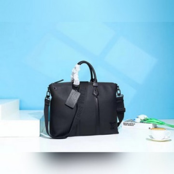 頂級原單 M59158 Lock It Tote 手袋取材柔軟粒面牛皮革，融彙品