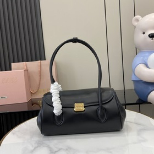 MIUMIU 24ss秋冬新款法棍包法棍設計風格引領潮流新趨勢，充滿”少女情懷