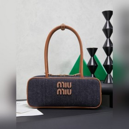 5BB173：牛仔藍配棕色皮，MIUMIU新品保齡球，最新雙色搭配設計，采用超柔
