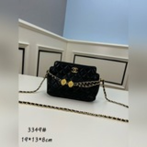 金色小獅子，散發複古野性之美每一季的獅子元素都像是“耐看型美女”，越看越有味道