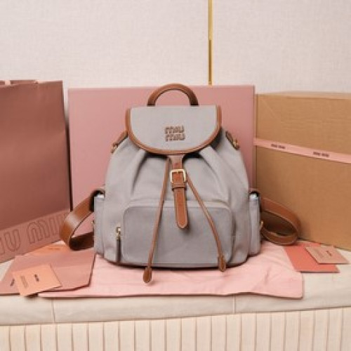 雙肩包出貨 MIUMIU新品學院風雙肩包：5BZ042，帆布與高品質小牛皮的完美