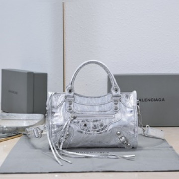 Balenciaga， 時代眼淚 機車包經典系列重現，時尚潮流，比舊版更簡潔大方