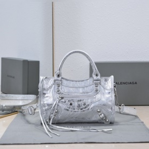 Balenciaga， 時代眼淚 機車包經典系列重現，時尚潮流，比舊版更簡潔大方