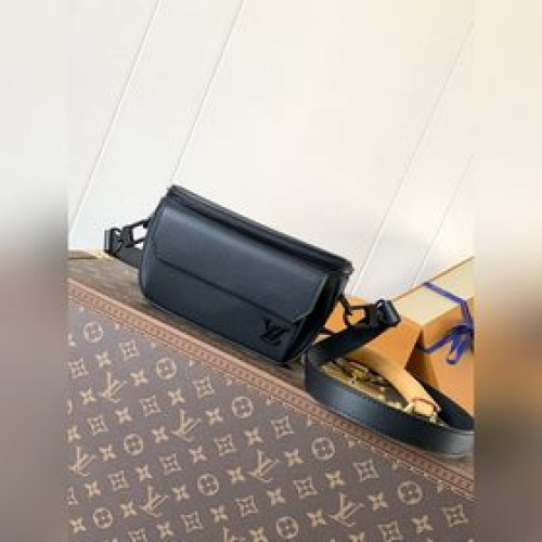 M83563黑色 頂級原單 變碼芯片 本款 Pilot 迷你手袋以粒面牛皮革塑造
