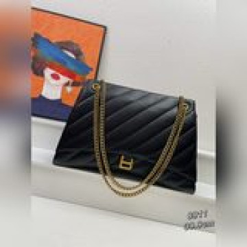Balenciaga巴黎世家 crush鍊條包經典沙漏輪廓卻又像枕頭般柔軟，