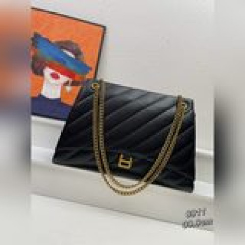 Balenciaga巴黎世家 crush鍊條包經典沙漏輪廓卻又像枕頭般柔軟，