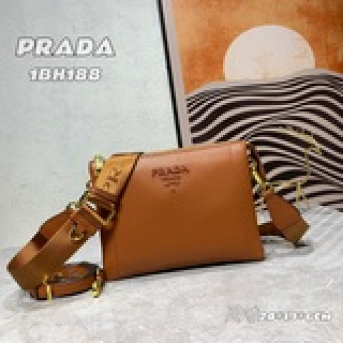 首發普拉達《PRADA》雙肩帶 “意大利制造”設計精湛[偷笑]打造沉穩架勢，經典