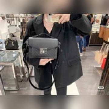（配禮品盒整套包裝)MK夏季最新明星同款牛皮配pvc材質，可以斜跨