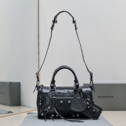 Balenciaga新款旅行包！大號30 cm*19*14，經典黑