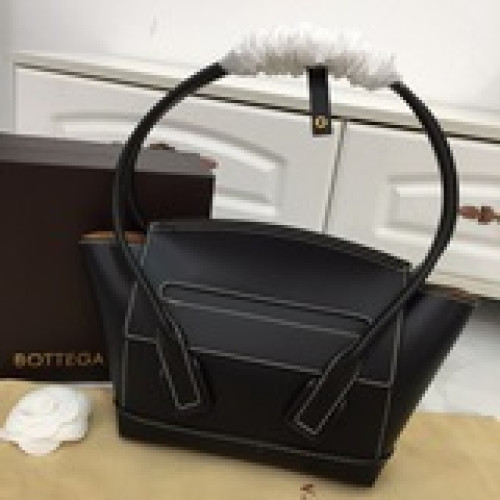 平紋小牛皮bottega veneta the arco的新設計師：dani