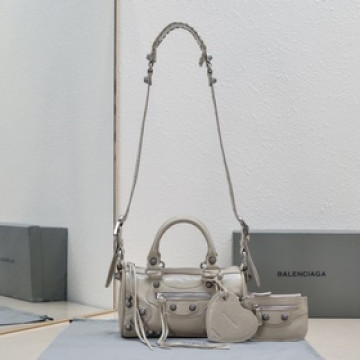 Balenciaga新款旅行包！迷你號22cm*12*10 ，杏仁色