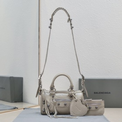 Balenciaga新款旅行包！迷你號22cm*12*10 ，杏仁色
