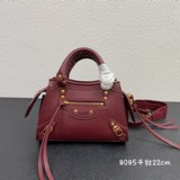 小號Balenciaga王炸系列機車包 秋冬新寵登場啦！全新的梯形設計的手袋，鳄