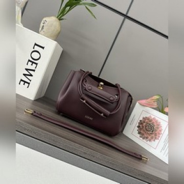 羅家 新款 小號柔軟牛皮革 Madrid 手袋 Madrid 具有柔軟的結構感梯