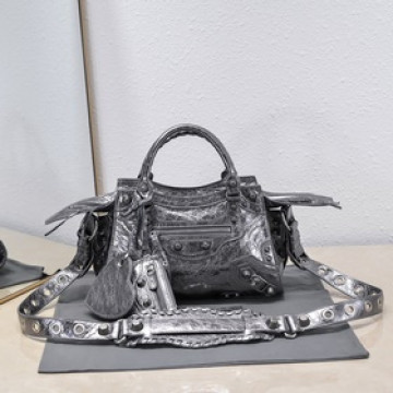 進口爆裂羊皮，顔色：銀灰，尺寸：26*13*18 Balenciaga 巴黎世家