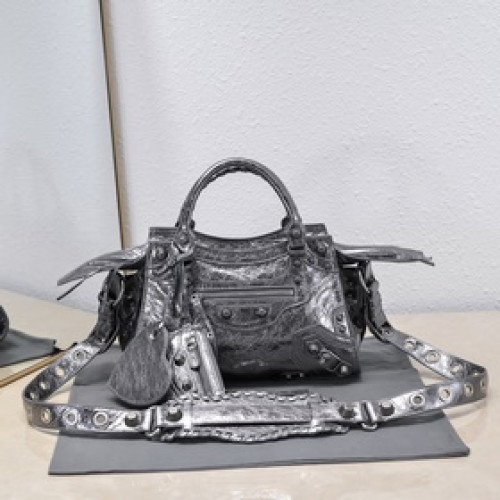 進口爆裂羊皮，顔色：銀灰，尺寸：26*13*18 Balenciaga 巴黎世家