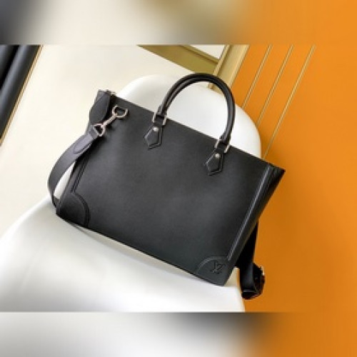 M30810黑 全新 Slim 公文包取材紋理細膩的 Taga 皮革，為經典設計