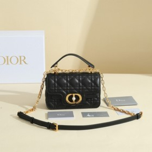 這款dior jolie 手提包是二零二四春夏成衣系列新品，兼具優雅氣質與實用功