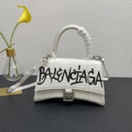印花 Balenciagα全新推出設計師塗鴉系列，帥爆的Hourglass沙漏包