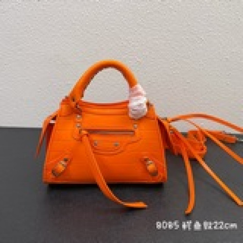 小號Balenciaga王炸系列機車包 秋冬新寵登場啦！全新的梯形設計的手袋，鳄