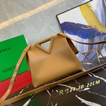 大號 【原版皮高品質】bv 新款三角形手提包 the triangle   又是