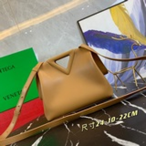 大號 【原版皮高品質】bv 新款三角形手提包 the triangle   又是
