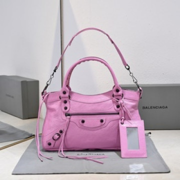Balenciaga長款腋下包，尺寸：34 cm*20 cm*7 cm，顔色：玫