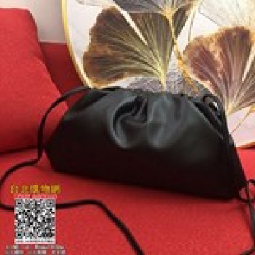 新款 感滿屏的Bottega veneta.餃子包大號，它還有一個更溫油