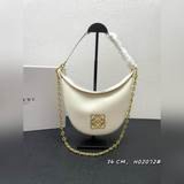配盒子，loewe羅意威最新款腋下包，牛皮材質，手提或斜跨，尺寸34*27*9c