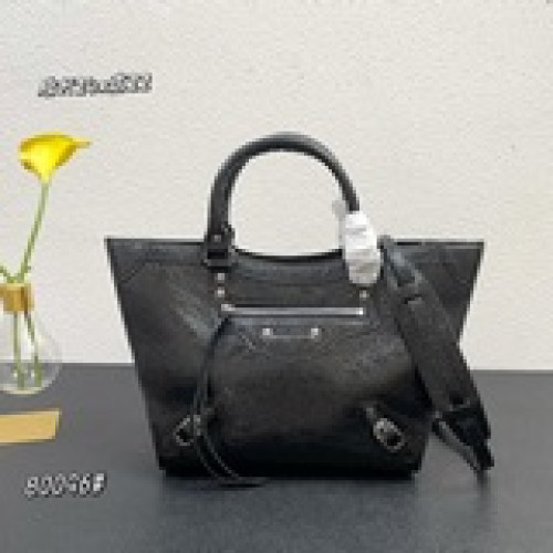 油蠟牛皮 BALENCIAG* 王炸系列秋冬新寵登場啦，機車包～又酷又煞！容量