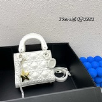 配盒子。三格，Lady定制 Dior 磨砂立體淩格紋牛皮革翻蓋式手袋，搭配鍊條