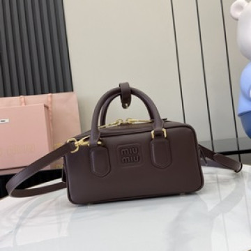 【新款】MIU MIU缪缪 黑色保齡球上身效果！Miu Miu 女士Arcad