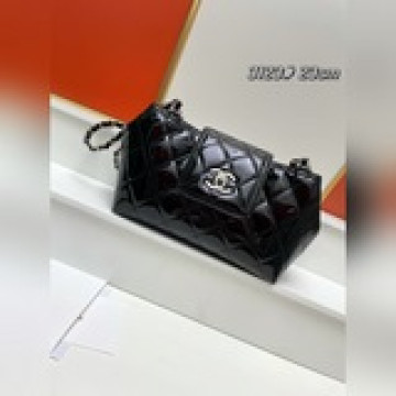 黑色 漆皮餃子包 爆款包包手感軟乎乎的，忍不住想多摸摸[呲牙]，它能放大手機，畫