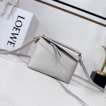 Loewe 新版本 柔軟粒面牛皮革Puzzle Edge手袋 L家 推出的首次