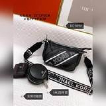 【 全皮配盒子】 MK秋冬季節新品來襲，Jet Set Charm條紋印花斜跨包