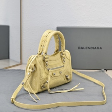 Balenciaga款 City Nano包包， nano size小巧，卻透着