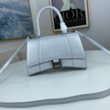 Balencia巴黎家，本季重磅 平紋 沙漏包，獨特的标志性弧線形狀造型極具辨識