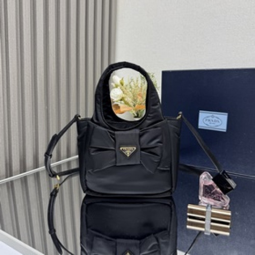 [頂級原單]專櫃新款 小號菜籃子 1BA359 這款填充設計的再生尼龍手袋融合精