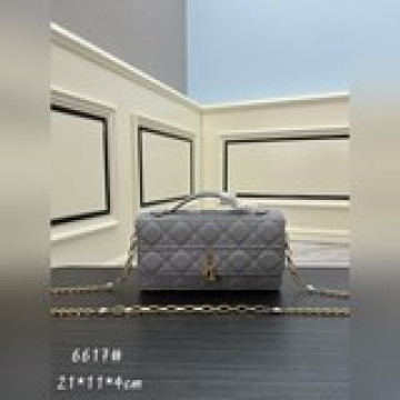 配盒子羊紋lady dior 珍珠手拿包  配盒子這款手拿包是本季，頂部搭配手