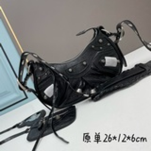 【原單小號】爆裂文銀色Balenciag Le Cagole半月牙腋下包斜挎包