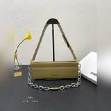 配盒子 Jacquemus* 新LeVague鍊條腋下包獨特的包身設計 加上斷