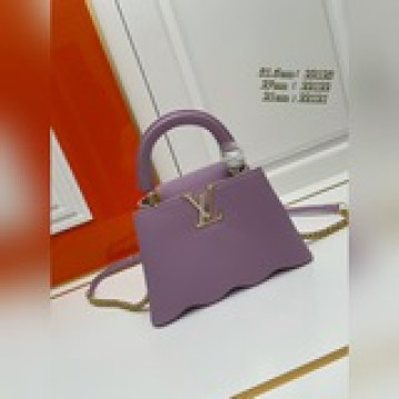 星辰珠光色 貝殼扣 本款 capucines mm 手袋展現 taurillon