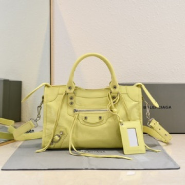 Balenciaga，新款機車包經典系列重現，時尚潮流，比舊版更簡潔大方，輕巧，