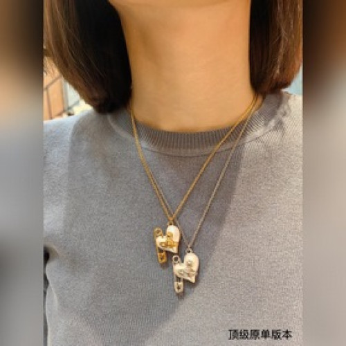 西太後 vivienne 土星鑲鑽珍珠項鍊珍珠搭配設計，搭配珍珠盡顯光澤質感。