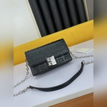 法國品G家！新款CUT OUT系列很8錯 吉良吉吉小方包camera bag 法
