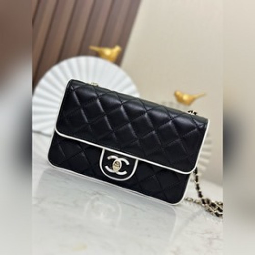 琺琅扣 最新wocChanel25夏預告系列黑白色鍊條 錢包，容量空間剛剛好實