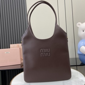 【新款】Miu 女士IVY牛皮托特單肩包這款經典托特包飾有Miu Miu字母徽
