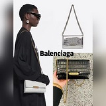 Balenciag trilet風琴鍊條包推出的鳄魚紋三合一系列，背帶和鍊條有